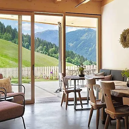 Hotel Holzhackerin - The Charming Haus Am Berg Untertauern